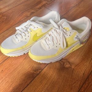 CUTE NIKE SNEAKERS, BASICALLY NEW